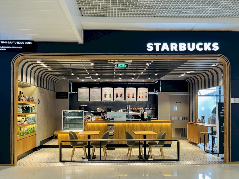 ノイバイ国際空港のスターバックスは、お気に入りの飲み物や軽食を楽しめる親しみやすく快適な空間を提供しています
